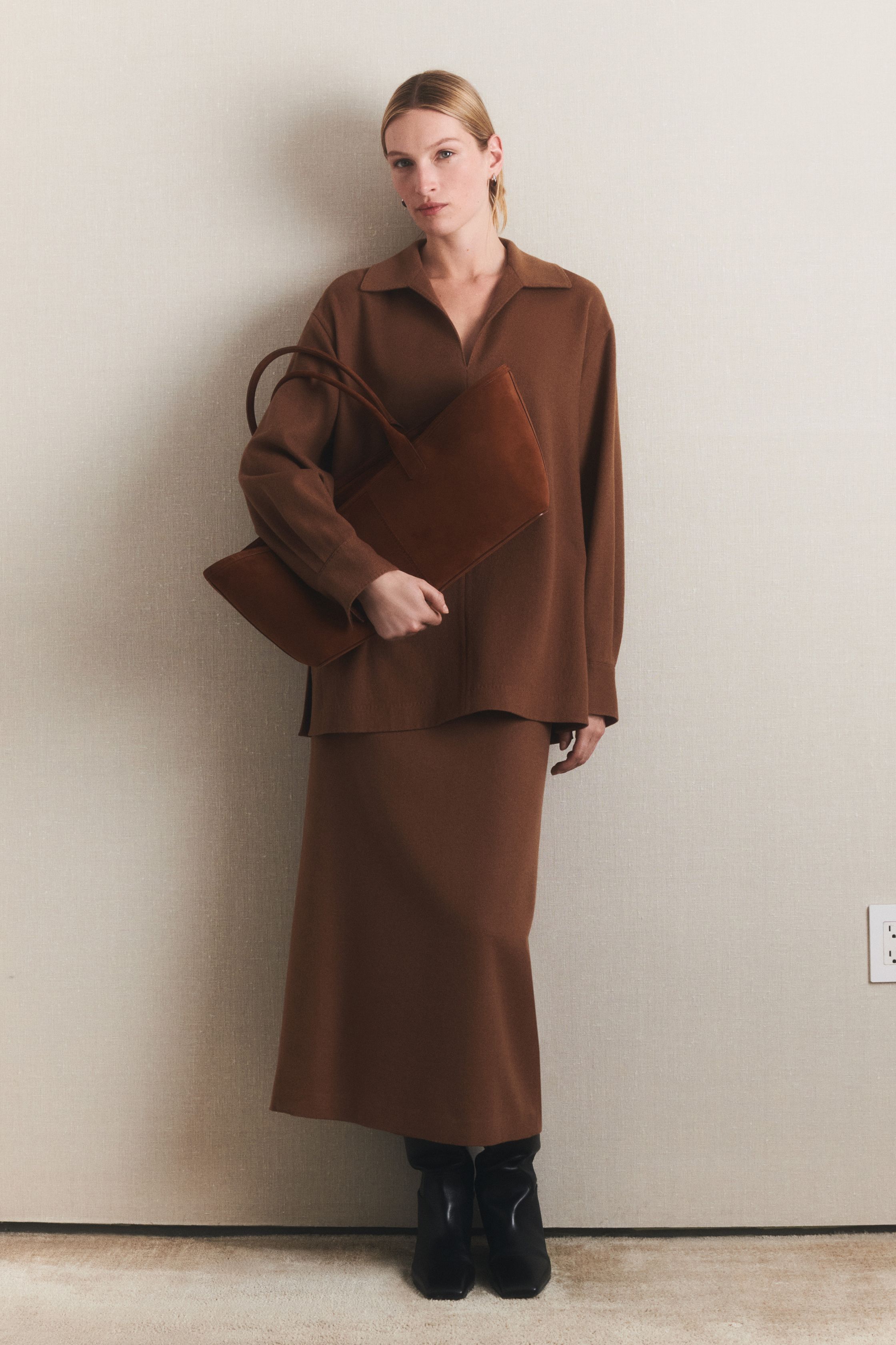 Lafayette 148 New York以温润驼色与深棕色谱铺陈都会女性的静奢格调，利落西装、披肩式斗篷与皮革长裙在柔和光影中勾勒沉稳力量，极简却不失层次-顽石频道趋势研究